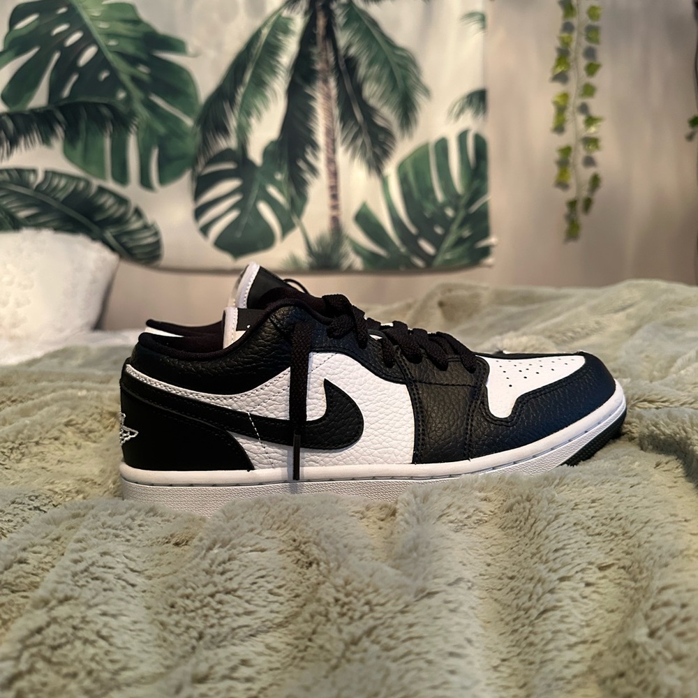 Nike Men's Black and White Low-Top Sneakers